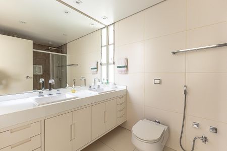Apartamento à venda com 158m², 3 quartos e 1 vaga Apartamento à venda com 158m², 3 quartos e 1 vagaBanheiro da Suíte