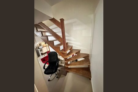Casa de condomínio para alugar com 136m², 3 quartos e 2 vagas Casa de condomínio para alugar com 136m², 3 quartos e 2 vagasEscada