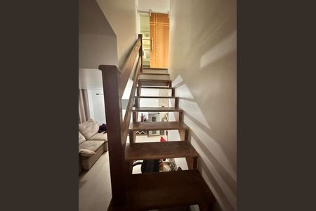 Casa de condomínio para alugar com 136m², 3 quartos e 2 vagas Casa de condomínio para alugar com 136m², 3 quartos e 2 vagasEscada