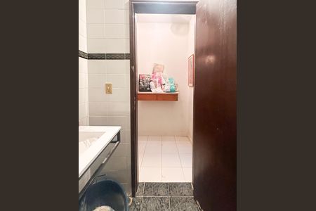 Casa à venda com 387m², 6 quartos e 7 vagas Casa à venda com 387m², 6 quartos e 7 vagasBanheiro Social - Casa 1