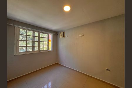 Sala de casa de condomínio para alugar com 2 quartos, 100m² em Vargem Pequena, Rio de Janeiro