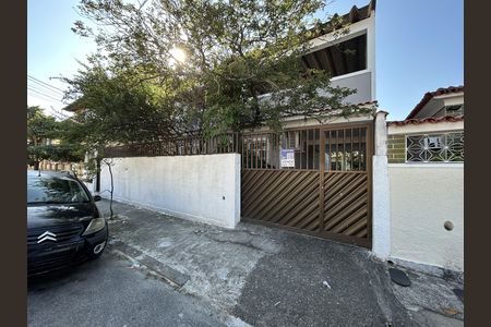 Casa à venda com 237m², 4 quartos e 3 vagasFachada + placa