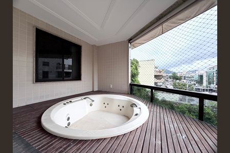 Apartamento à venda com 117m², 3 quartos e 2 vagasVaranda