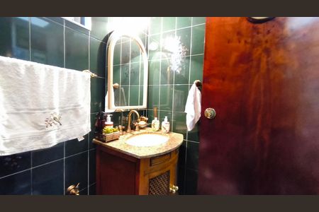 Casa à venda com 220m², 5 quartos e 2 vagas Casa à venda com 220m², 5 quartos e 2 vagasLavabo