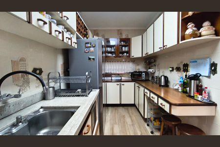 Casa à venda com 220m², 5 quartos e 2 vagas Casa à venda com 220m², 5 quartos e 2 vagasCozinha