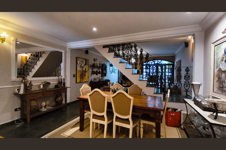 Casa à venda com 220m², 5 quartos e 2 vagas Casa à venda com 220m², 5 quartos e 2 vagasSala