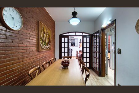Casa à venda com 220m², 5 quartos e 2 vagas Casa à venda com 220m², 5 quartos e 2 vagasSala de Jantar