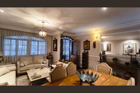 Casa à venda com 220m², 5 quartos e 2 vagas Casa à venda com 220m², 5 quartos e 2 vagasSala