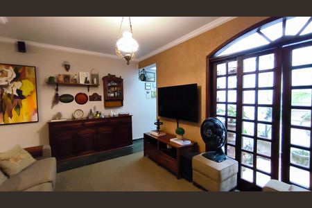 Casa à venda com 220m², 5 quartos e 2 vagas Casa à venda com 220m², 5 quartos e 2 vagasSala de Tv