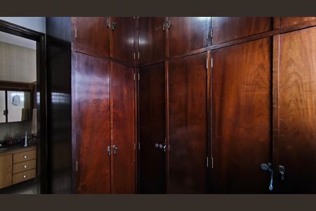 Casa à venda com 220m², 5 quartos e 2 vagas Casa à venda com 220m², 5 quartos e 2 vagasCloset da Suíte 3