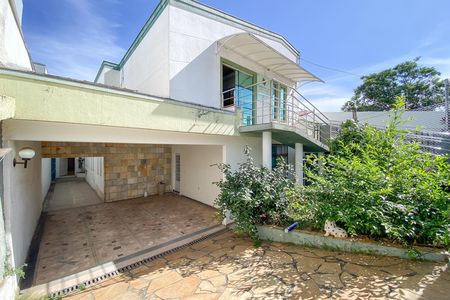 Casa para alugar com 275m², 2 quartos e 3 vagas Casa para alugar com 275m², 2 quartos e 3 vagasFachada