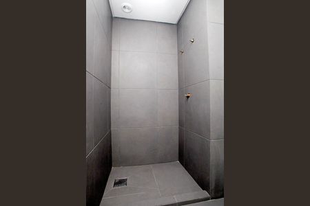 Banheiro de kitnet/studio para alugar com 1 quarto, 28m² em Cidade Baixa, Porto Alegre