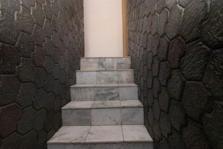 Casa à venda com 210m², 3 quartos e 4 vagasEscada