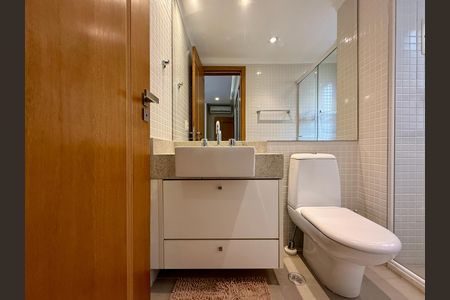 Apartamento para alugar com 169m², 3 quartos e 3 vagas Apartamento para alugar com 169m², 3 quartos e 3 vagasBanheiro Suíte 2