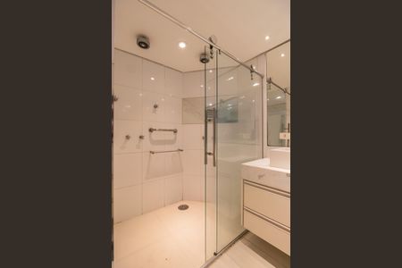 Apartamento à venda com 186m², 2 quartos e 3 vagasBanheiro da Suíte 2