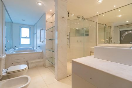 Apartamento à venda com 186m², 2 quartos e 3 vagasBanheiro da Suíte 2