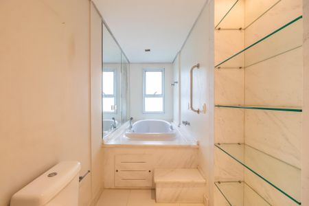Apartamento à venda com 186m², 2 quartos e 3 vagasBanheiro da Suíte 2
