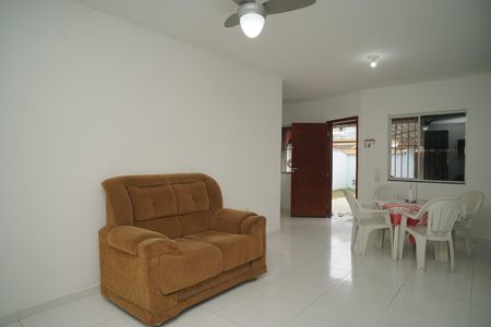 Sala de casa para alugar com 2 quartos, 84m² em Jardim Atlantico, Maricá