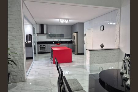 Casa à venda com 316m², 4 quartos e 4 vagas