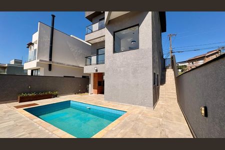 Casa à venda com 235m², 3 quartos e 4 vagas