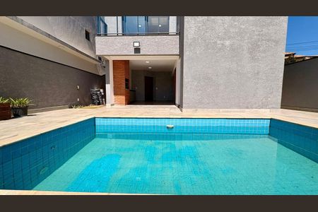Casa à venda com 235m², 3 quartos e 4 vagas