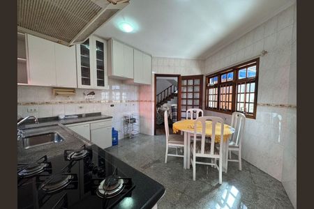 Casa à venda com 268m², 3 quartos e 9 vagas