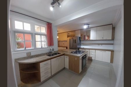 Casa à venda com 3 quartos, 172m² em Vila Suzana, São Paulo