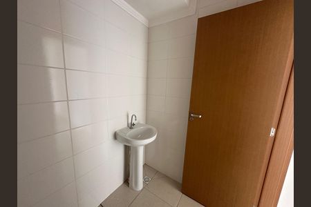 Banheiro de apartamento para alugar com 2 quartos, 46m² em Parque Sao Vicente, São Vicente