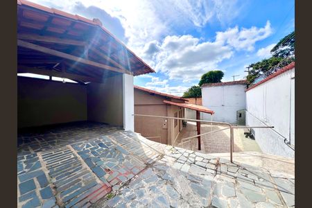 Casa à venda com 490m², 4 quartos e 3 vagas Casa à venda com 490m², 4 quartos e 3 vagasGaragem