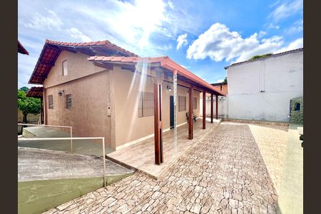 Casa à venda com 490m², 4 quartos e 3 vagas Casa à venda com 490m², 4 quartos e 3 vagasCasa