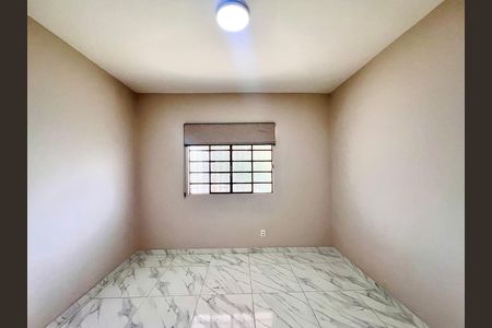 Casa à venda com 490m², 4 quartos e 3 vagas Casa à venda com 490m², 4 quartos e 3 vagasQuarto 1