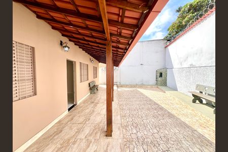 Casa à venda com 490m², 4 quartos e 3 vagas Casa à venda com 490m², 4 quartos e 3 vagasVaranda