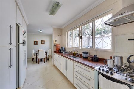 Casa à venda com 215m², 4 quartos e 4 vagas