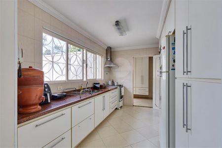 Casa à venda com 215m², 4 quartos e 4 vagas
