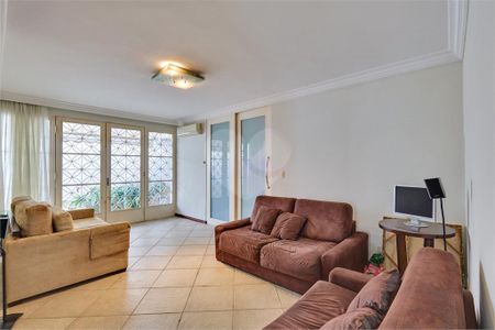 Casa à venda com 215m², 4 quartos e 4 vagas