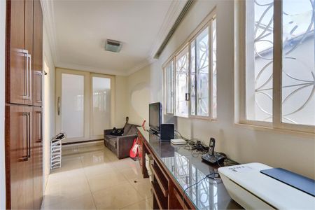 Casa à venda com 215m², 4 quartos e 4 vagas