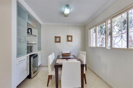 Casa à venda com 215m², 4 quartos e 4 vagas
