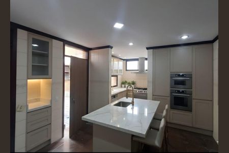 Casa à venda com 310m², 6 quartos e 2 vagas