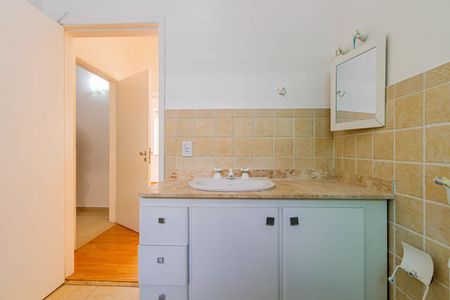 Casa para alugar com 240m², 4 quartos e 3 vagas Casa para alugar com 240m², 4 quartos e 3 vagasBanheiro social