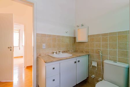 Casa para alugar com 240m², 4 quartos e 3 vagas Casa para alugar com 240m², 4 quartos e 3 vagasBanheiro social