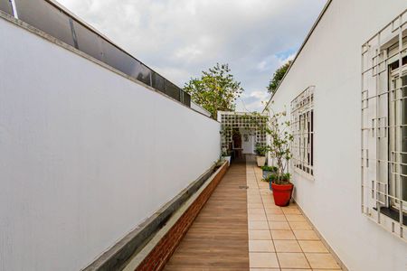 Casa para alugar com 240m², 4 quartos e 3 vagas Casa para alugar com 240m², 4 quartos e 3 vagasCorredor lateral