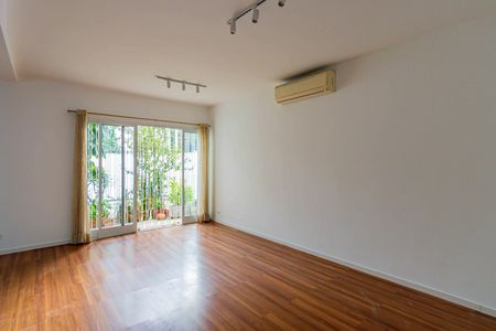 Casa para alugar com 240m², 4 quartos e 3 vagas Casa para alugar com 240m², 4 quartos e 3 vagasSala