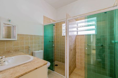 Casa para alugar com 240m², 4 quartos e 3 vagas Casa para alugar com 240m², 4 quartos e 3 vagasBanheiro social