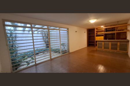 Casa para alugar com 3 quartos, 330m² em Vila Sonia, São Paulo