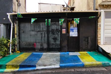 Fachada de casa para alugar com 1 quarto, 50m² em Fazenda da Juta, São Paulo