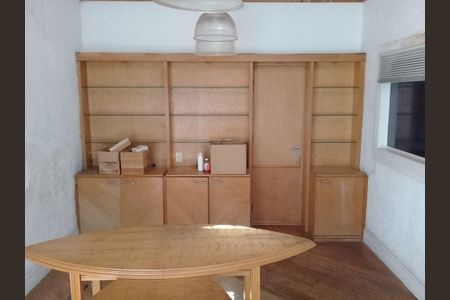Casa para alugar com 300m², 4 quartos e 6 vagas