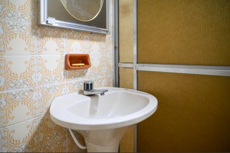 Casa para alugar com 52m², 2 quartos e 1 vaga Casa para alugar com 52m², 2 quartos e 1 vagaBanheiro