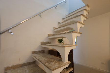 Casa para alugar com 170m², 4 quartos e 2 vagasEscada