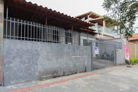 Casa à venda com 360m², 2 quartos e sem vaga Casa à venda com 360m², 2 quartos e sem vagaFachada
