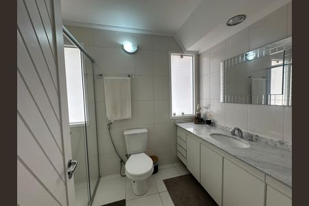Casa de condomínio para alugar com 348m², 4 quartos e 6 vagasBanheiro social